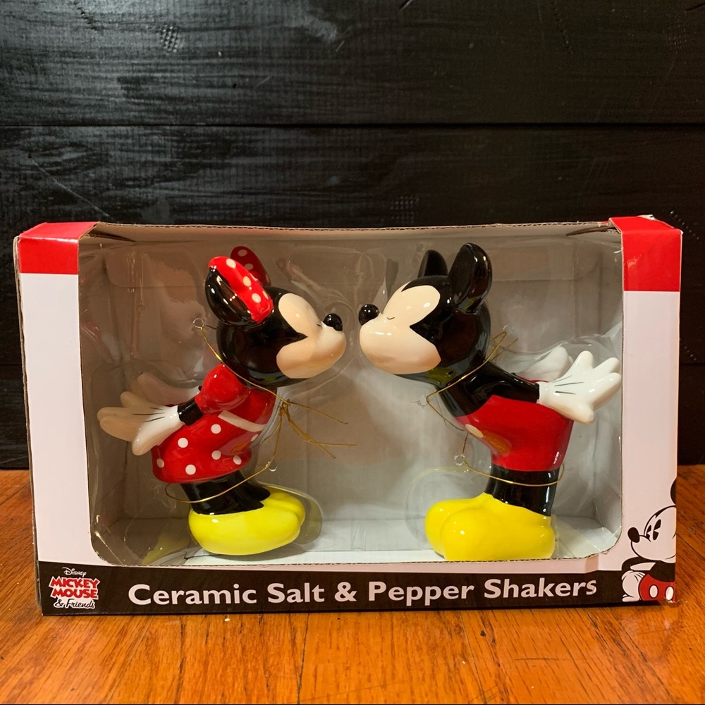 Disney - Mickey and Minnie Mouse Kiss Salt and Pepper Shaker Set
